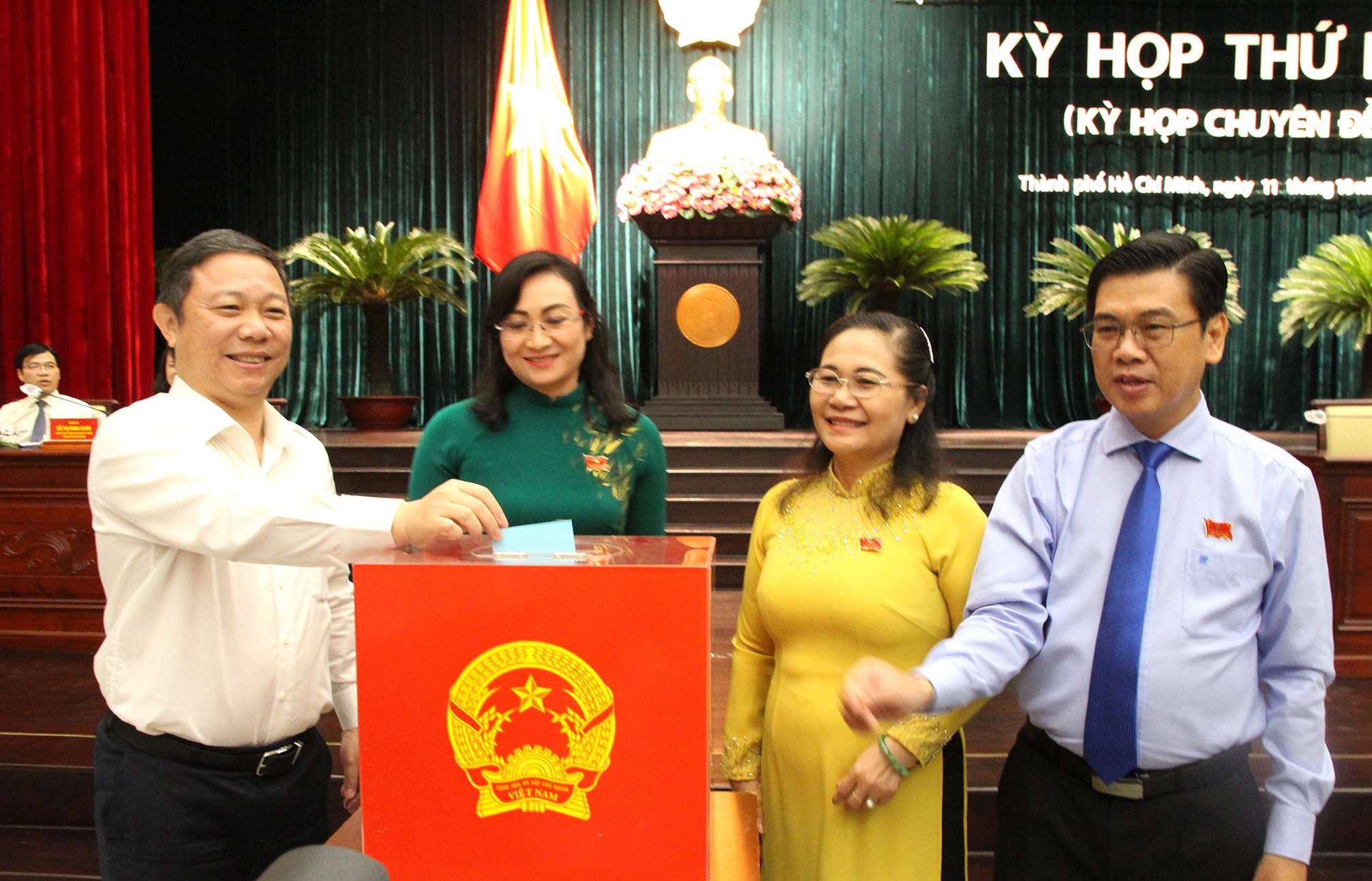 Đại biểu bỏ phiếu bầu Phó Chủ tịch UBND TP. Hồ Chí Minh (Ảnh: H.Hào)